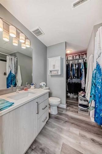 51 Ellington Crescent, Red Deer, AB - Indoor Photo Showing Bathroom