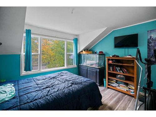 5003 47 Avenue, Forestburg, AB - Indoor Photo Showing Bedroom