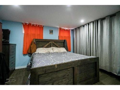 5003 47 Avenue, Forestburg, AB - Indoor Photo Showing Bedroom