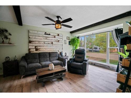 5003 47 Avenue, Forestburg, AB - Indoor Photo Showing Living Room