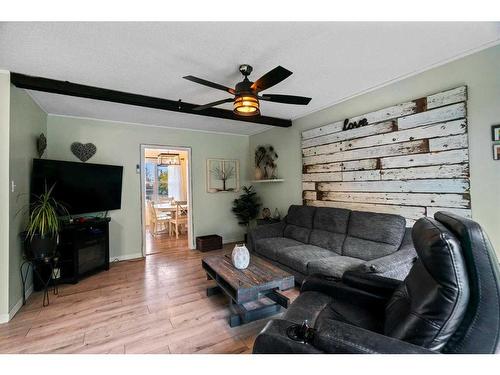 5003 47 Avenue, Forestburg, AB - Indoor Photo Showing Living Room