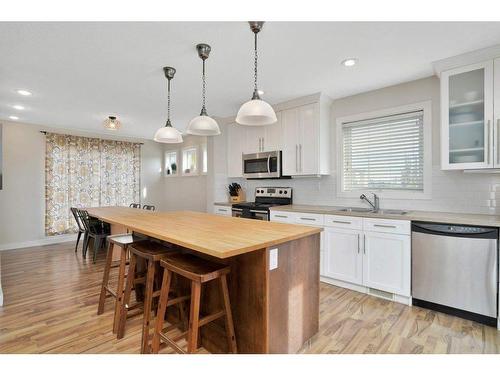 123 Herder Drive, Sylvan Lake, AB - Indoor Photo Showing Kitchen With Upgraded Kitchen