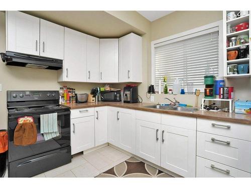 123 Herder Drive, Sylvan Lake, AB - Indoor Photo Showing Kitchen With Double Sink