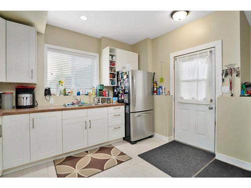 123 Herder Drive, Sylvan Lake, AB - Indoor Photo Showing Kitchen With Double Sink