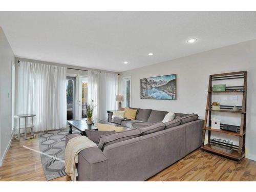 123 Herder Drive, Sylvan Lake, AB - Indoor Photo Showing Living Room