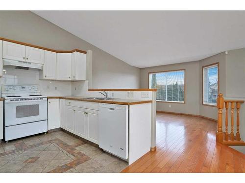 113 Lampard Crescent, Red Deer, AB - Indoor Photo Showing Kitchen