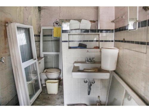 4811 49 Avenue, Forestburg, AB - Indoor Photo Showing Bathroom