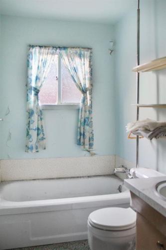 4811 49 Avenue, Forestburg, AB - Indoor Photo Showing Bathroom