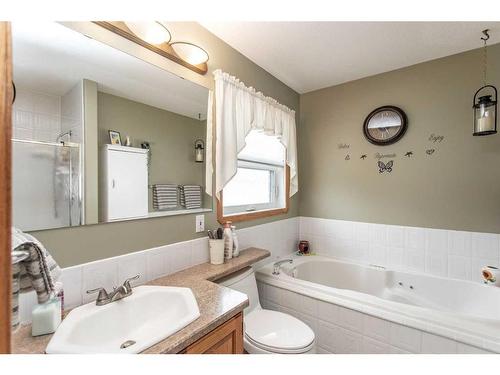 12 Pickwick Lane, Lacombe, AB - Indoor Photo Showing Bathroom