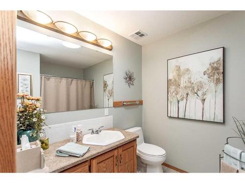 12 Pickwick Lane, Lacombe, AB - Indoor Photo Showing Bathroom