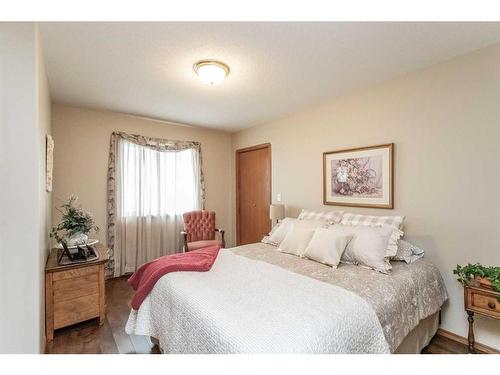 12 Pickwick Lane, Lacombe, AB - Indoor Photo Showing Bedroom