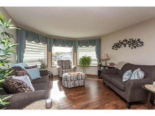 12 Pickwick Lane, Lacombe, AB - Indoor Photo Showing Living Room