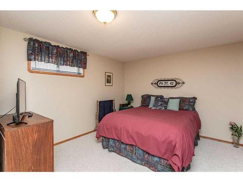 12 Pickwick Lane, Lacombe, AB - Indoor Photo Showing Bedroom