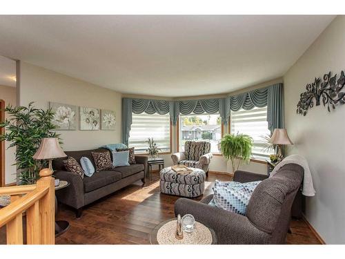 12 Pickwick Lane, Lacombe, AB - Indoor Photo Showing Living Room