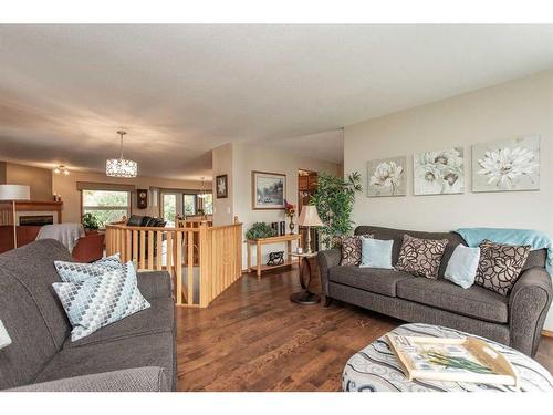 12 Pickwick Lane, Lacombe, AB - Indoor Photo Showing Living Room