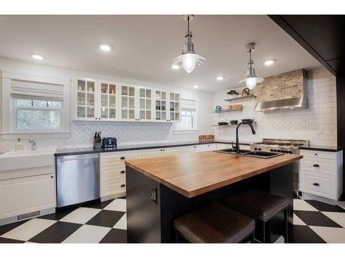 5244 38 Street Crescent, Innisfail, AB - Indoor Photo Showing Kitchen