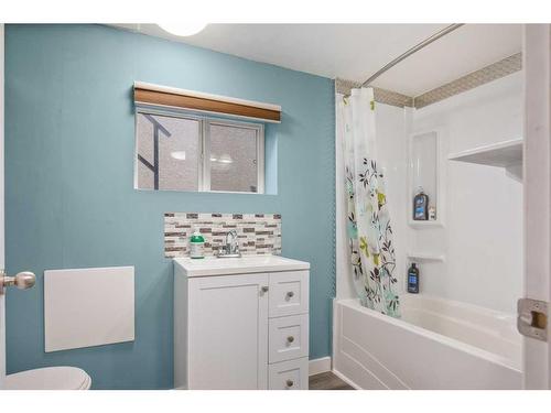 3908 45A Street, Ponoka, AB - Indoor Photo Showing Bathroom