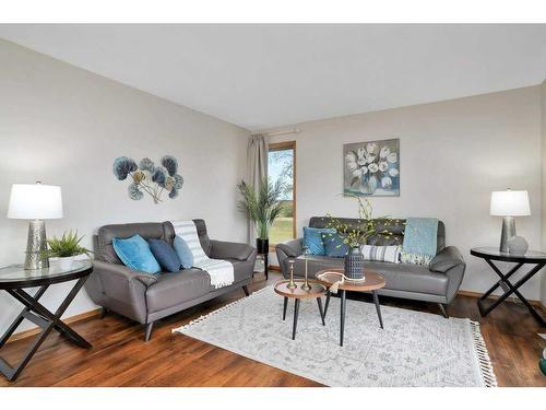 40114 Range Road 28-3, Rural Lacombe County, AB - Indoor Photo Showing Living Room