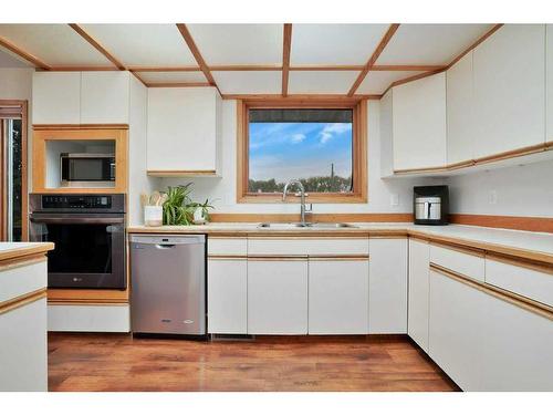 40114 Range Road 28-3, Rural Lacombe County, AB - Indoor Photo Showing Kitchen With Double Sink