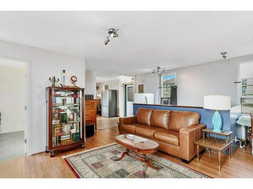 5012 51 Avenue, Ponoka, AB - Indoor Photo Showing Living Room