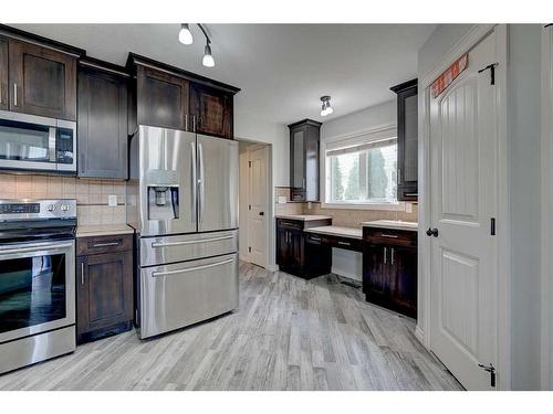 76 Burris Pointe, Lacombe, AB - Indoor Photo Showing Kitchen With Stainless Steel Kitchen