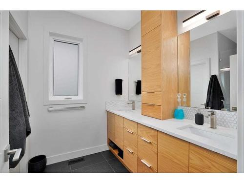 4 Cameron Court, Lacombe, AB - Indoor Photo Showing Bathroom