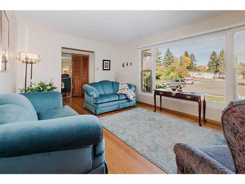 4529 35 Street Crescent, Red Deer, AB - Indoor Photo Showing Living Room