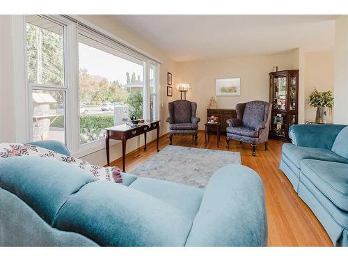 4529 35 Street Crescent, Red Deer, AB - Indoor Photo Showing Living Room