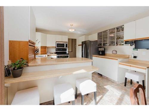 4529 35 Street Crescent, Red Deer, AB - Indoor Photo Showing Kitchen