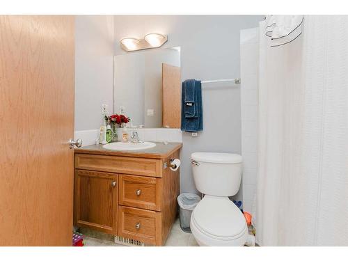 143 Deschner Close, Red Deer, AB - Indoor Photo Showing Bathroom