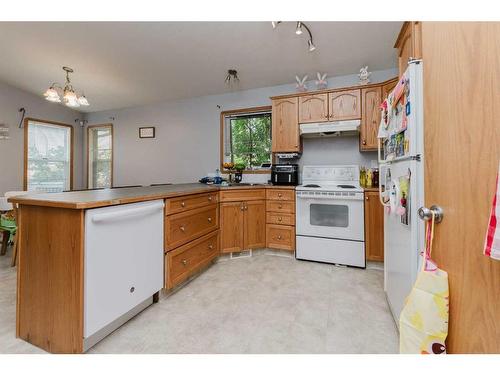 143 Deschner Close, Red Deer, AB - Indoor Photo Showing Kitchen