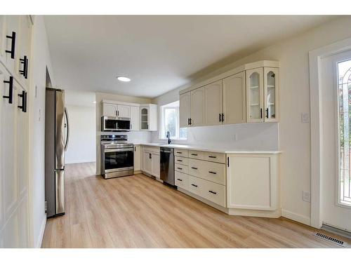 120 Pamely Avenue, Red Deer, AB - Indoor Photo Showing Kitchen