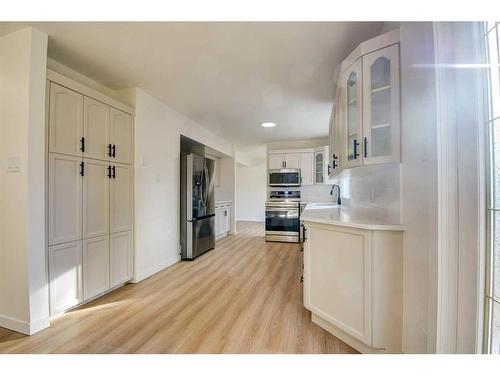 120 Pamely Avenue, Red Deer, AB - Indoor Photo Showing Kitchen