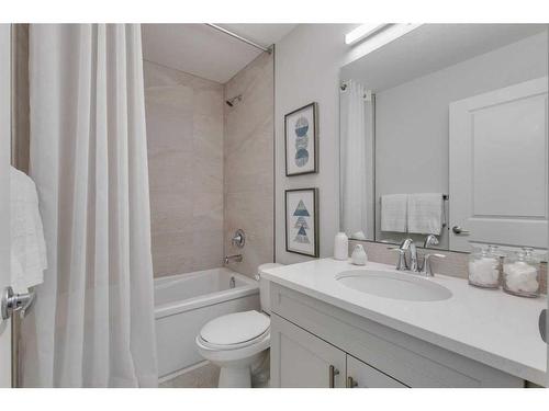 32 Treeline Manor Sw, Calgary, AB - Indoor Photo Showing Bathroom