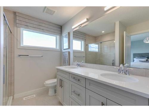 32 Treeline Manor Sw, Calgary, AB - Indoor Photo Showing Bathroom