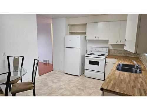 5305 Windsor Avenue, Coronation, AB - Indoor Photo Showing Kitchen With Double Sink