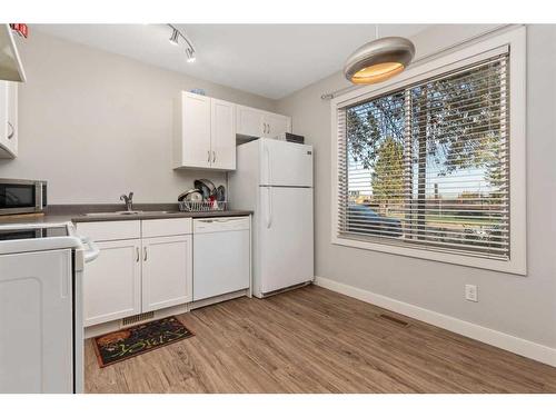 E-5220 41 Street, Camrose, AB - Indoor Photo Showing Kitchen With Double Sink