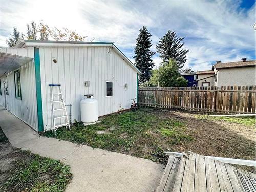 5715 50A Avenue, Stettler, AB - Outdoor