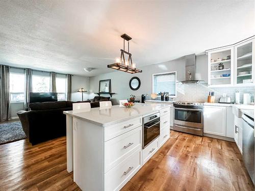 5715 50A Avenue, Stettler, AB - Indoor Photo Showing Kitchen With Upgraded Kitchen