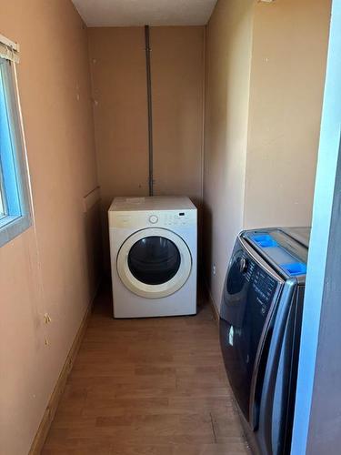 4916 50 Ave, Lougheed, AB - Indoor Photo Showing Laundry Room