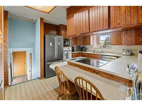 6007 43 Avenue, Stettler, AB - Indoor Photo Showing Kitchen With Double Sink