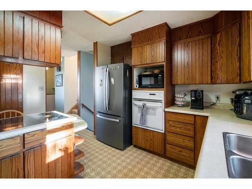 6007 43 Avenue, Stettler, AB - Indoor Photo Showing Kitchen