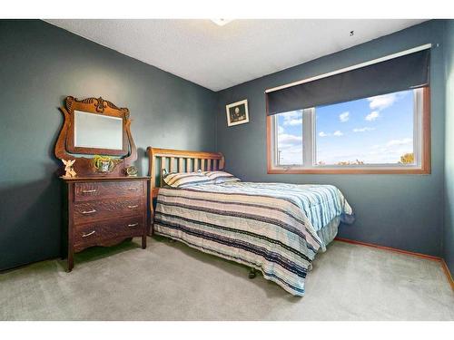 6007 43 Avenue, Stettler, AB - Indoor Photo Showing Bedroom