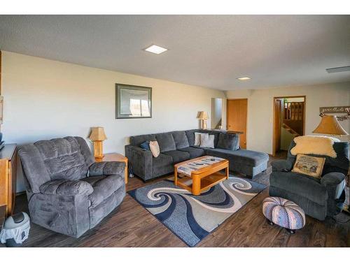 6007 43 Avenue, Stettler, AB - Indoor Photo Showing Living Room