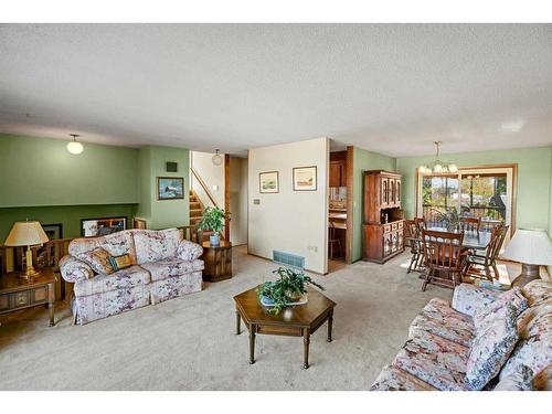 6007 43 Avenue, Stettler, AB - Indoor Photo Showing Living Room