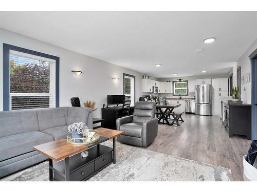 17 Hummingbird Lane, Half Moon Bay, AB - Indoor Photo Showing Living Room