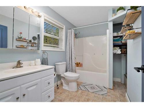 17 Hummingbird Lane, Half Moon Bay, AB - Indoor Photo Showing Bathroom