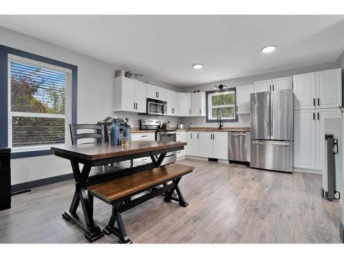 17 Hummingbird Lane, Half Moon Bay, AB - Indoor Photo Showing Kitchen