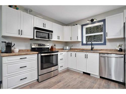 17 Hummingbird Lane, Half Moon Bay, AB - Indoor Photo Showing Kitchen