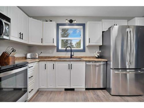 17 Hummingbird Lane, Half Moon Bay, AB - Indoor Photo Showing Kitchen